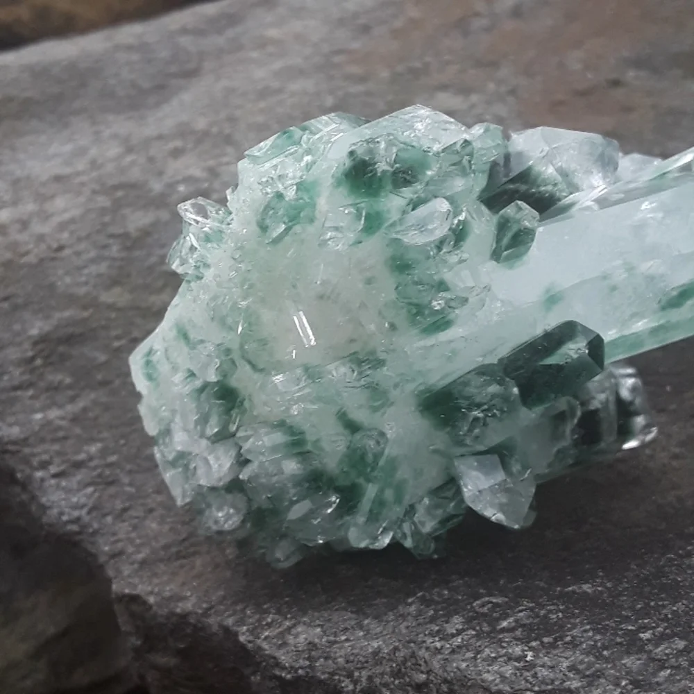 Green phantom quartz crystal cluster, lab-grown - Picture 5 of 8